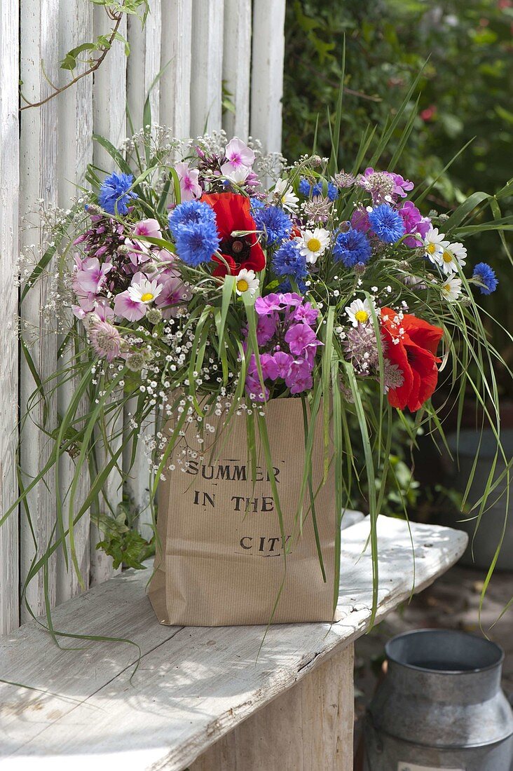 Sommerstrauß in Papiertüte mit Aufdruck 'Summer in the City'