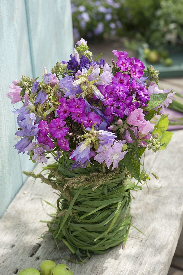 Mit Gras umwickeltes Glas als Vase 4/4