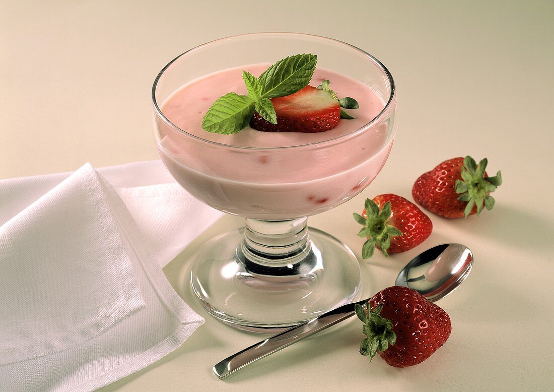 Erdbeerjoghurt im Dessertglas mit frischer Erdbeere
