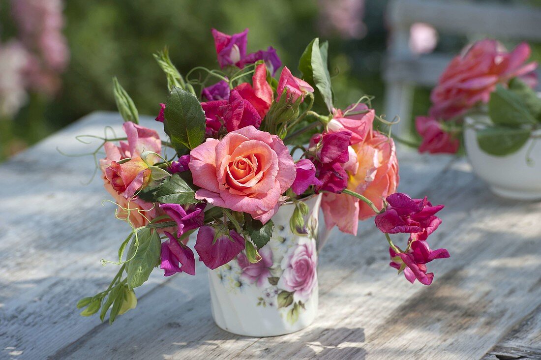 Small scented bouquet in rose cup