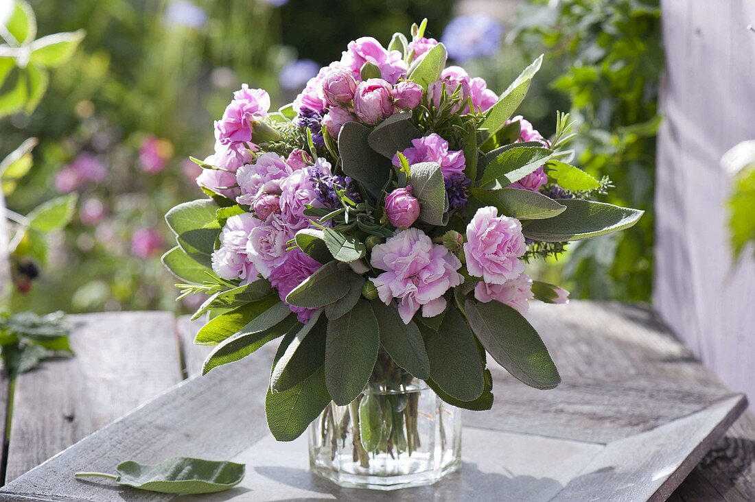 Duftstrauß mit Dianthus (Nelken), Rosa (Rosen), Salbei (Salvia officinalis