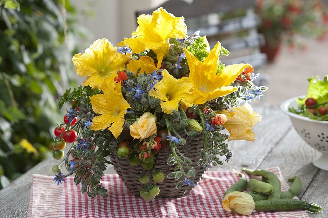 Gemüse-Kräuterstrauß: essbare Blüten von Zucchini (Cucurbita pepo)