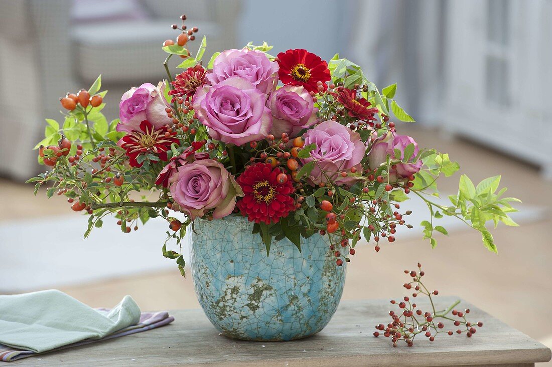 Spätsommerstrauß mit Rosa 'Variance' (Rosen), Zinnia (Zinnien)