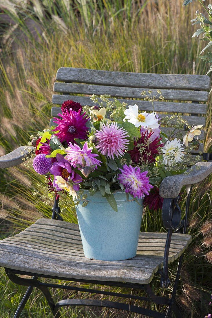 Strauß aus verschiedenen Dahlia (Dahlien), Fenchel (Foeniculum), Salbei