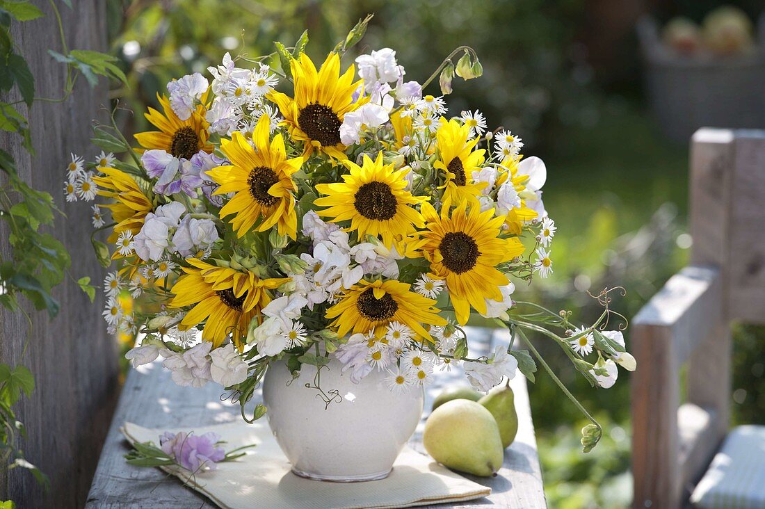 Spätsommerstrauß mit Helianthus (Sonnenblumen), Lathyrus odoratus