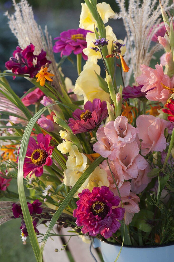 Herbstlicher Strauß aus Gladiolus (Gladiolen), Zinnia (Zinnien), Antirrhinum