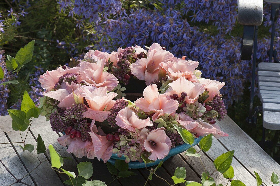 Gesteckter Kranz mit Gladiolus (Gladiolen), Sedum (Fetthenne), Hydrangea