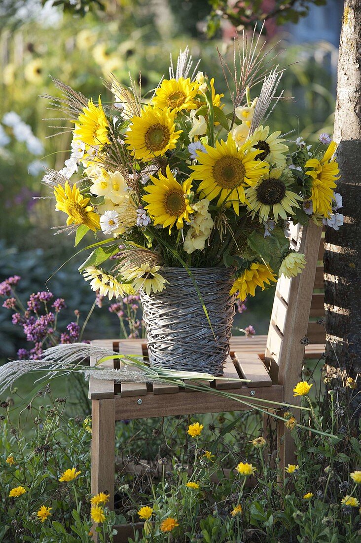 White-yellow bouquet with Helianthus 'Garden Statement', 'Uniflorus'.