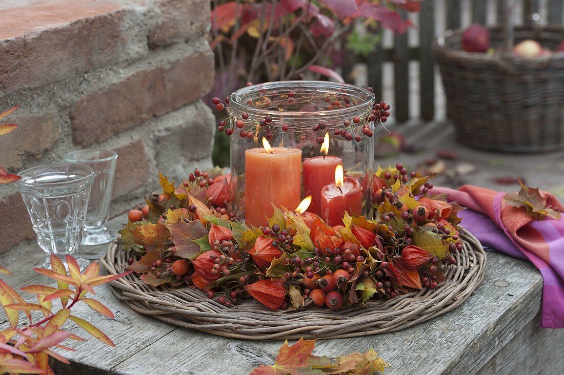 Herbstkranz aus Physalis (Lampionfrüchten), Rosa (Hagebutten)