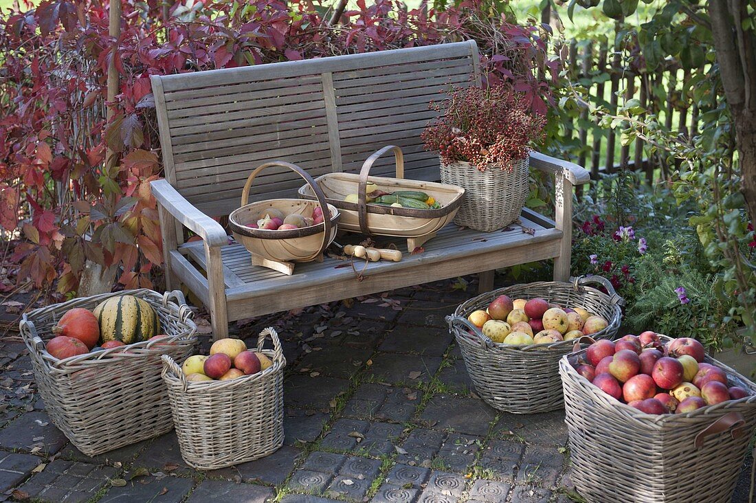 Erntedank-Terrasse mit gefüllten Körben