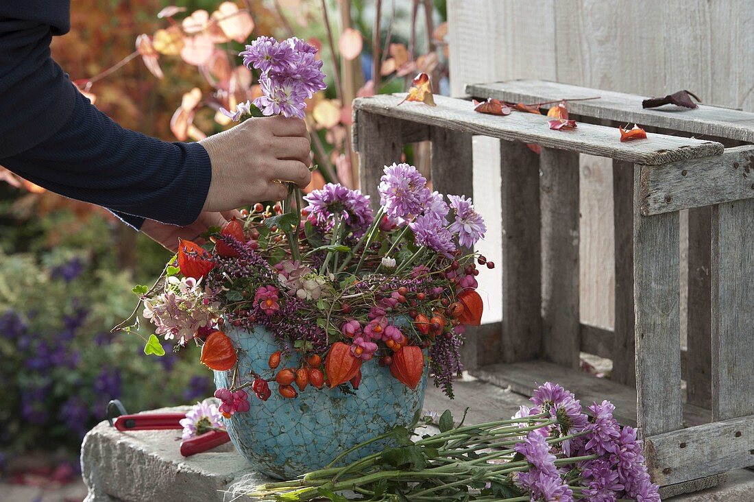 Chrysanthemenstrauß im Herbstkranz (5/8)