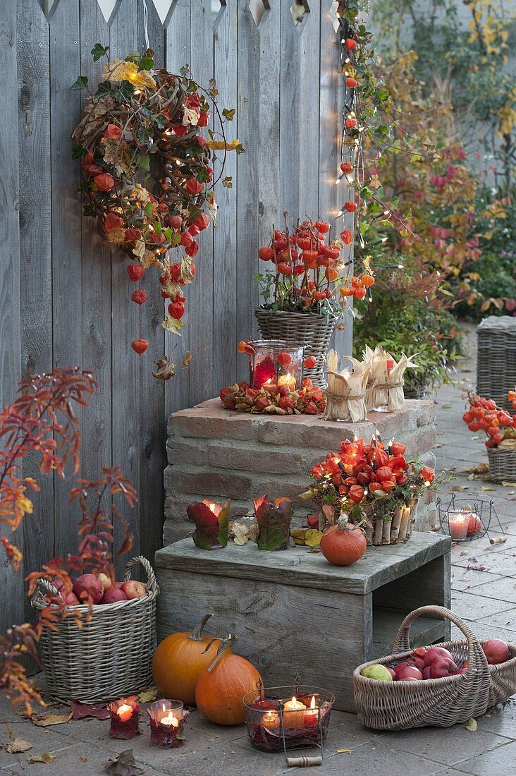 Herbstterrasse mit Kranz aus Ranken dekoriert mit Hedera (Efeu)
