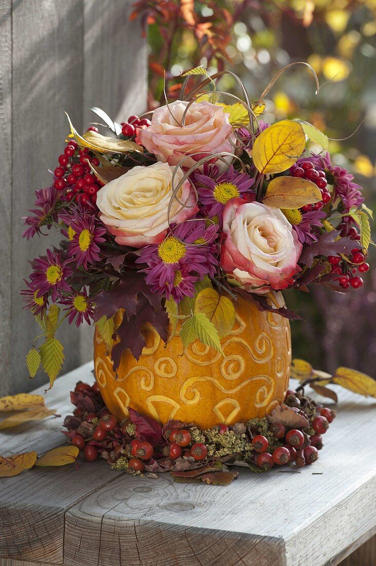 Herbststrauß aus Rosa (Rosen), Chrysanthemum (Herbstchrysanthemen)