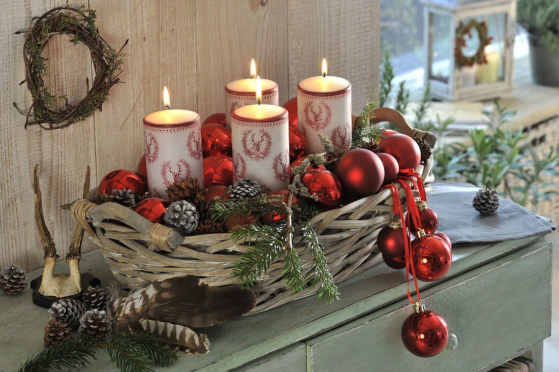 Fast Advent wreath with red balls, Pinus cones