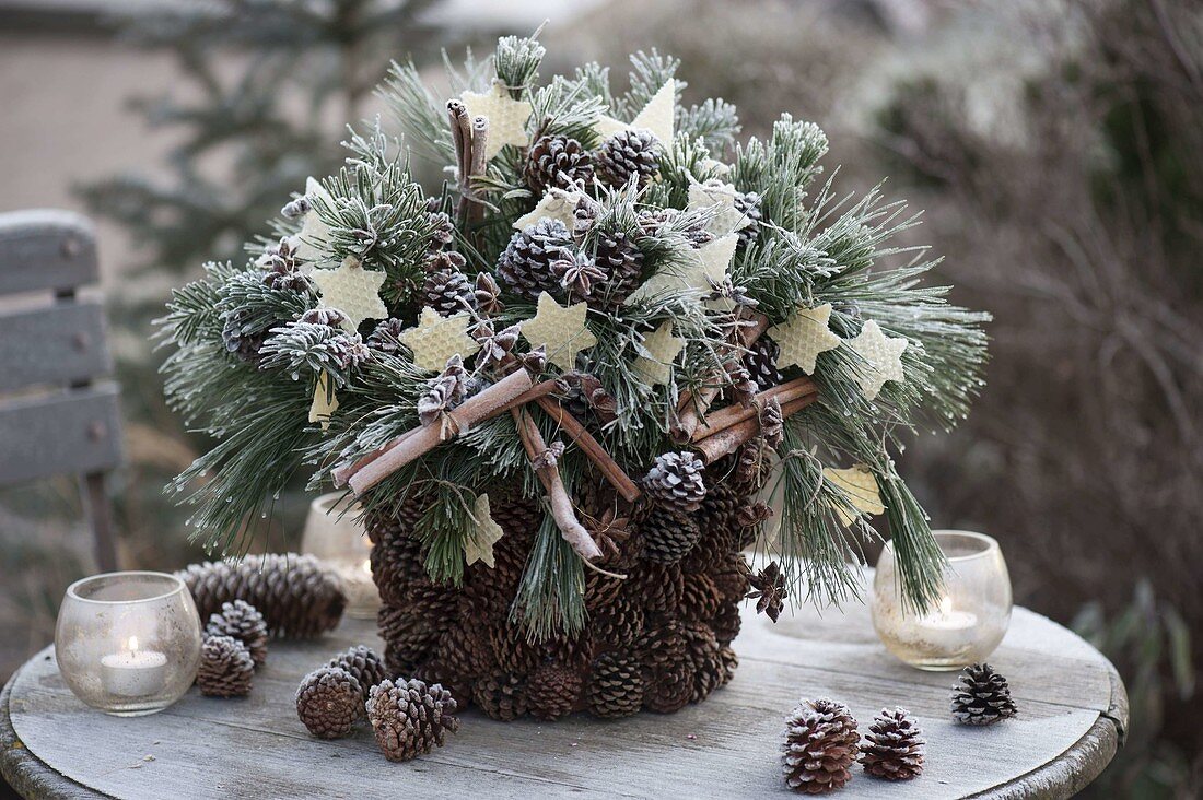 Self-made planter with moss and pine cones 3/3