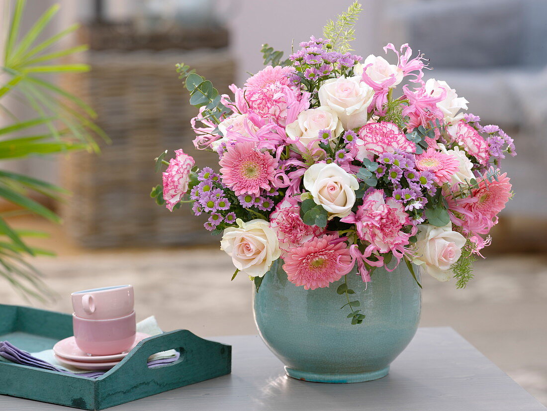 Rose 'Fedora', Gerbera Germini 'Alissia', Dianthus