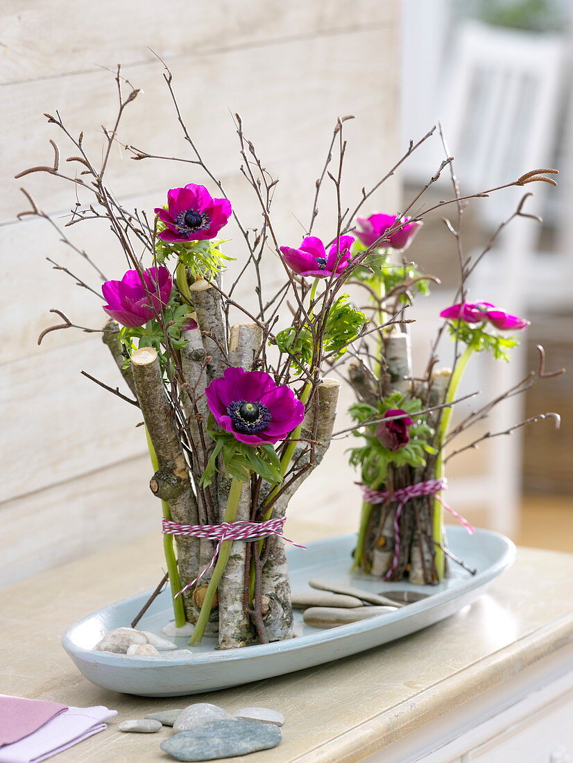 Stehsträuße mit Anemone coronaria (Kronenanemone) und Betula