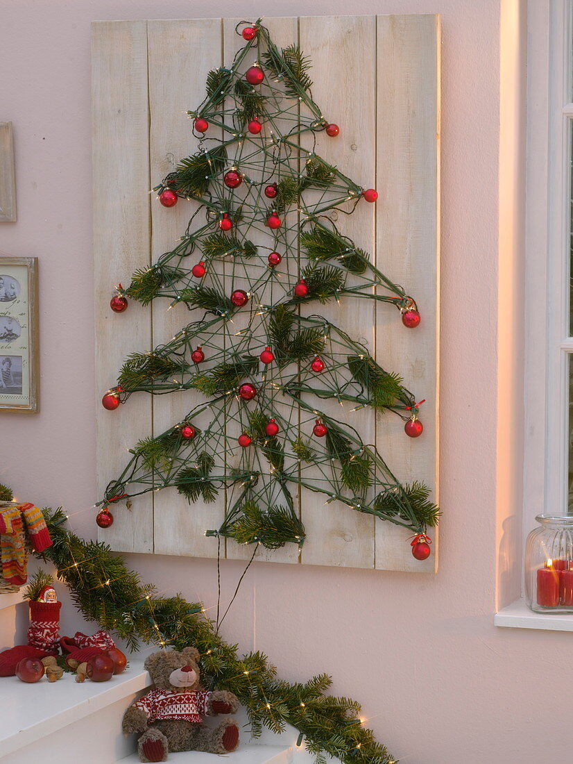 Christmas tree made of string on a board to hang up 6/6