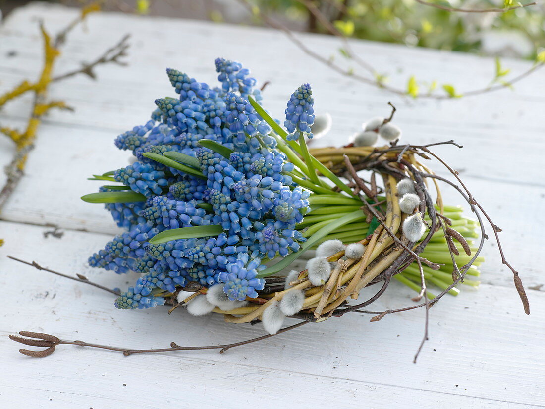 Small bouquet of Muscari in Salix wreaths