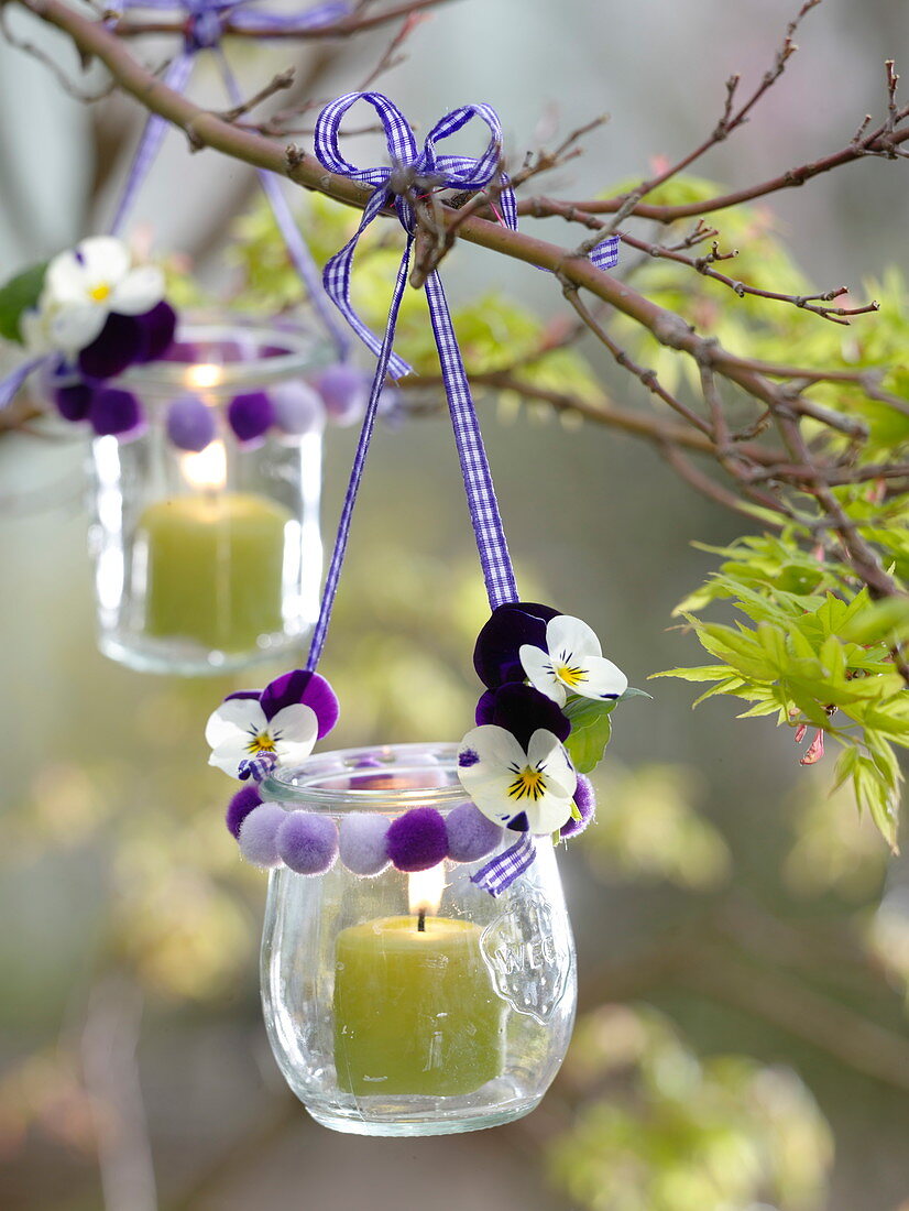 Einmachgläser als Windlichter mit Pompoms und Blüten von Viola cornuta