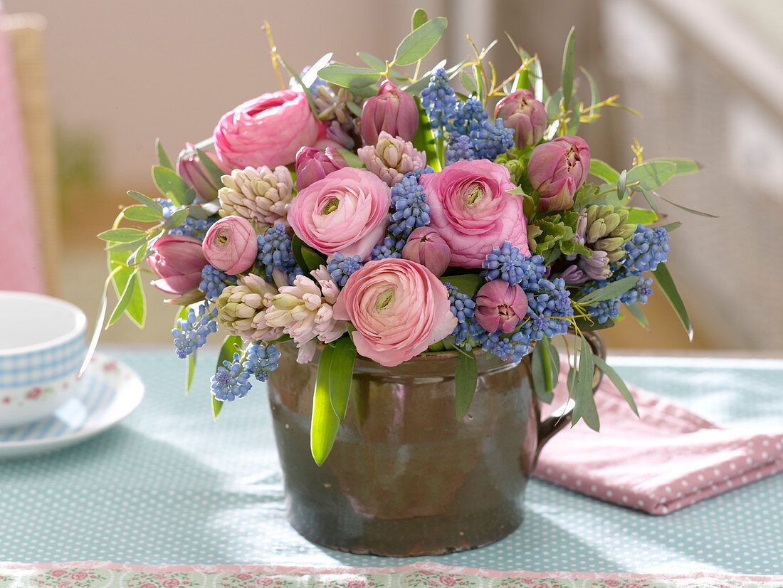 Blau-rosa Strauß aus Ranunculus (Ranunkeln), Hyacinthus (Hyazinthen)