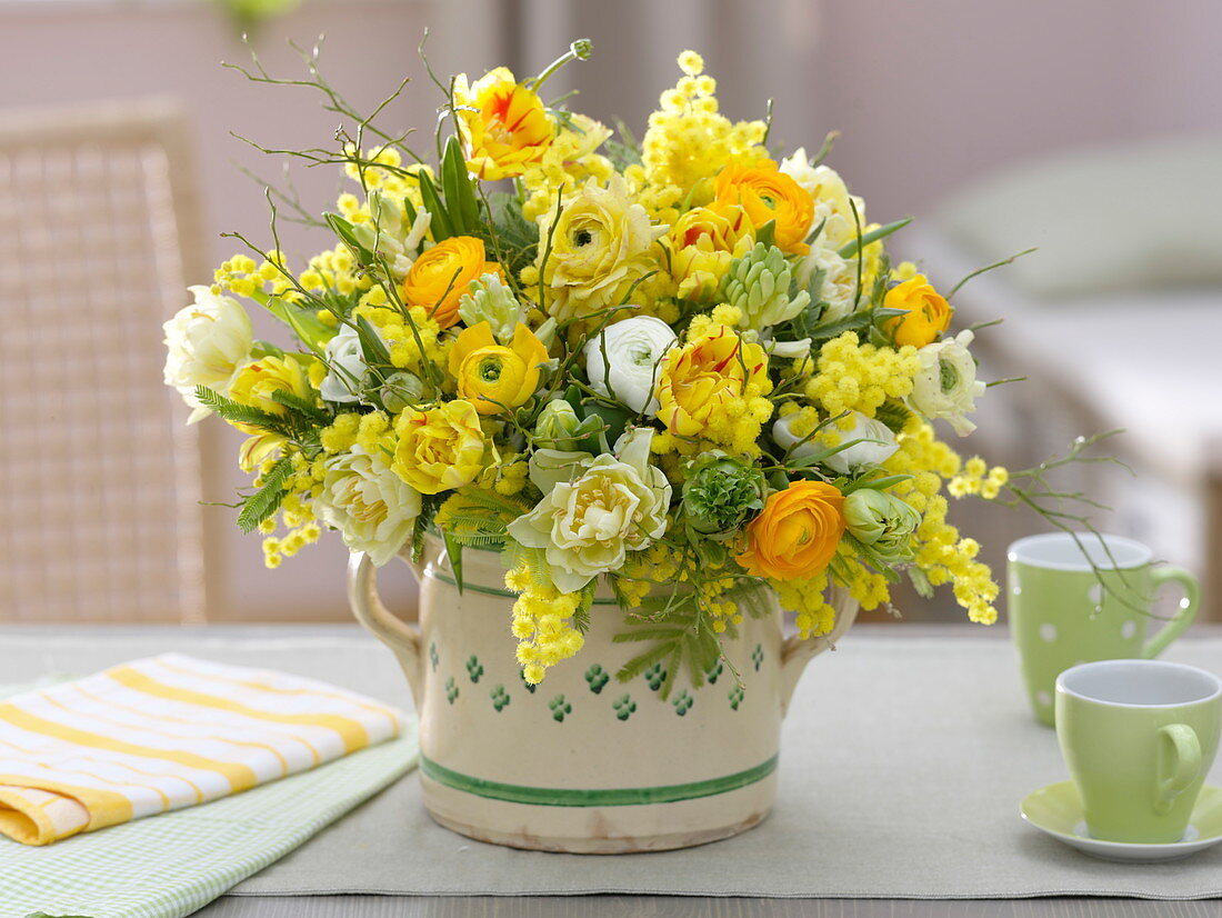 Gelb-weißer Duftstrauß: Tulipa (Tulpen), Ranunculus (Ranunkeln), Acacia