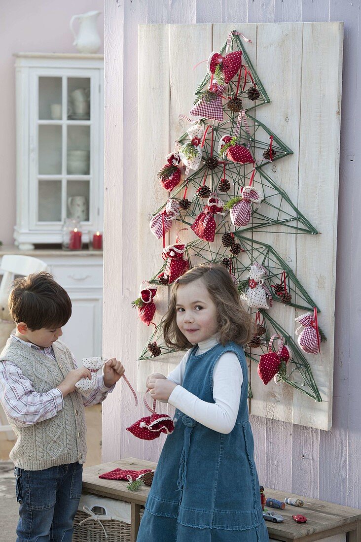 Weihnachtsbaum aus Schnüren auf Brett zum aufhängen 6/6