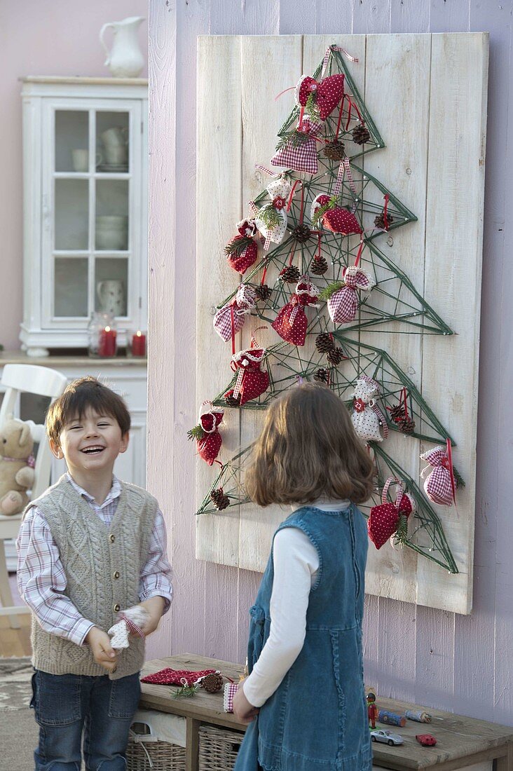 Weihnachtsbaum aus Schnüren auf Brett zum aufhängen 6/6