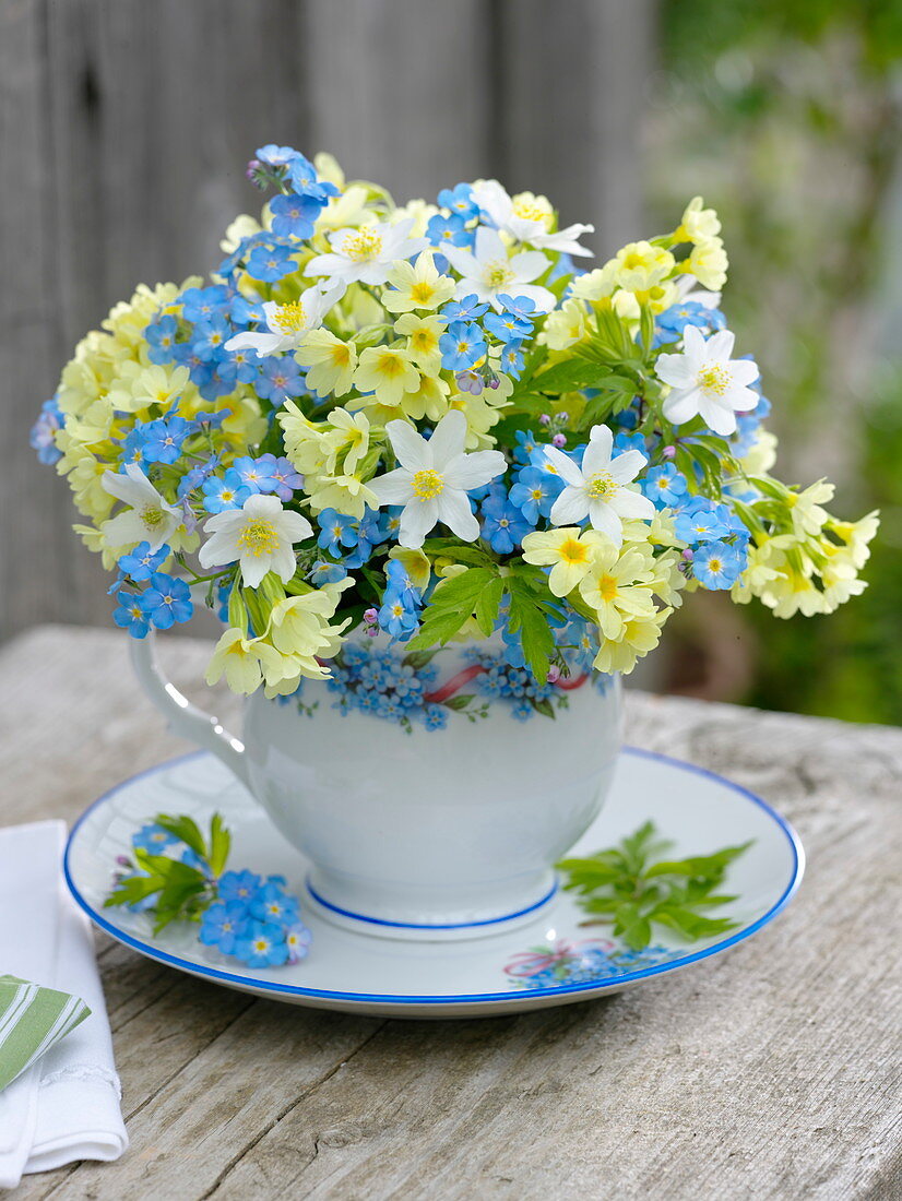 Small bouquet with Primula veris (cowslip, primroses)