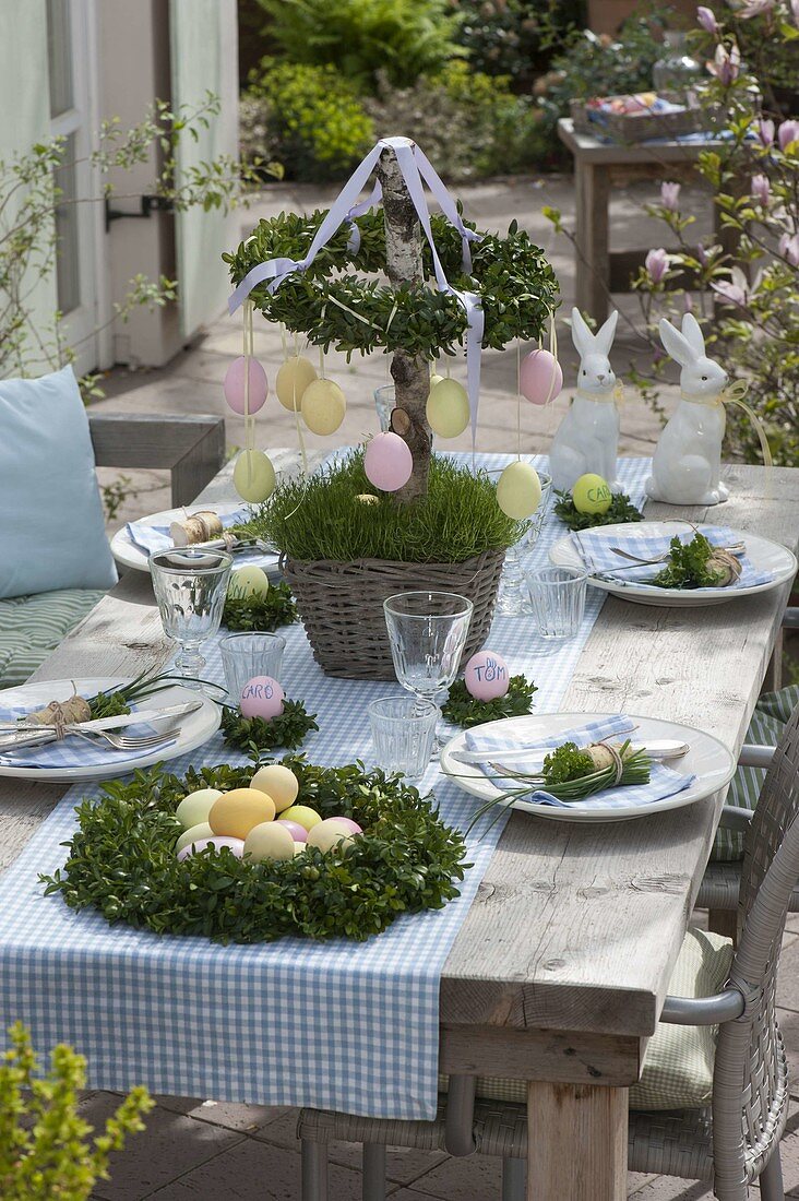 Easter table decoration with box wreaths