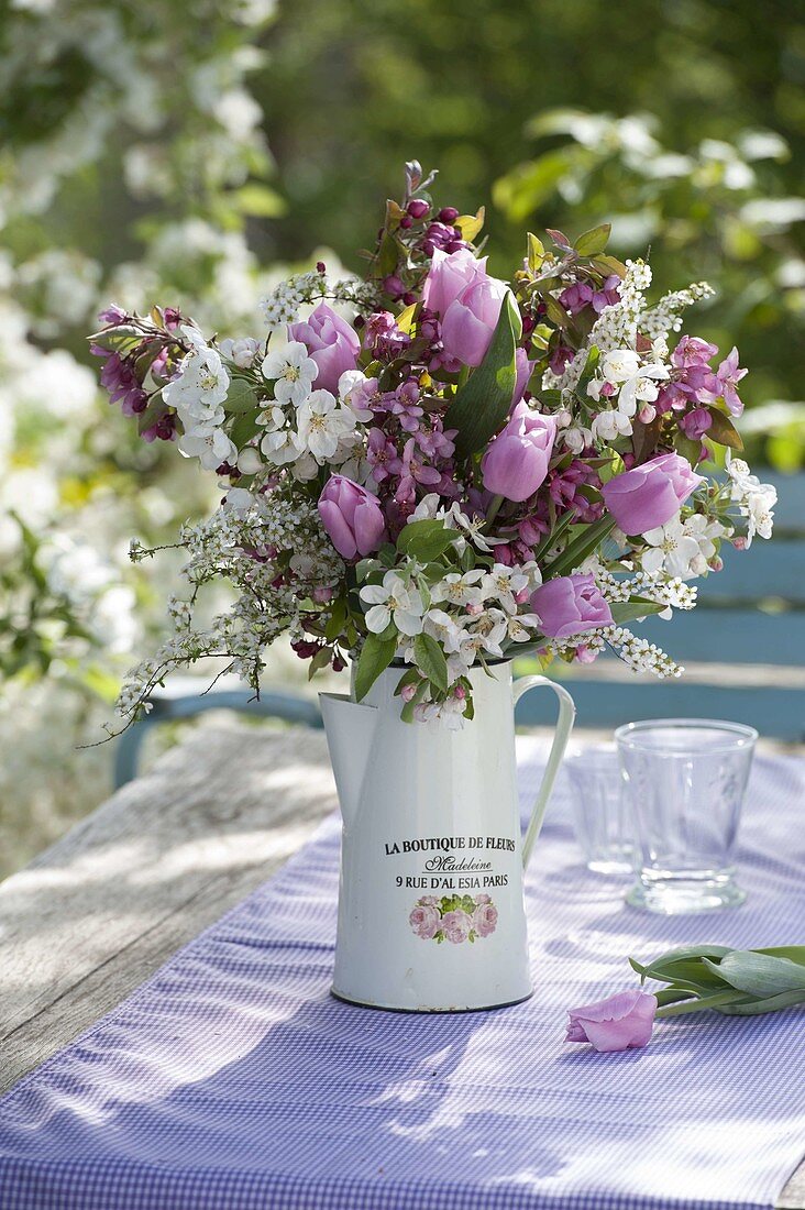 Strauß aus Zweigen von Malus (Zierapfel), Spiraea (Spierstrauch)