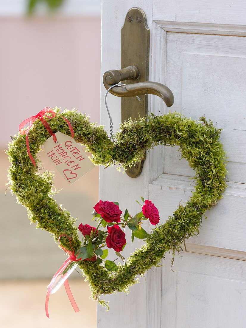 Wire bow heart with moss