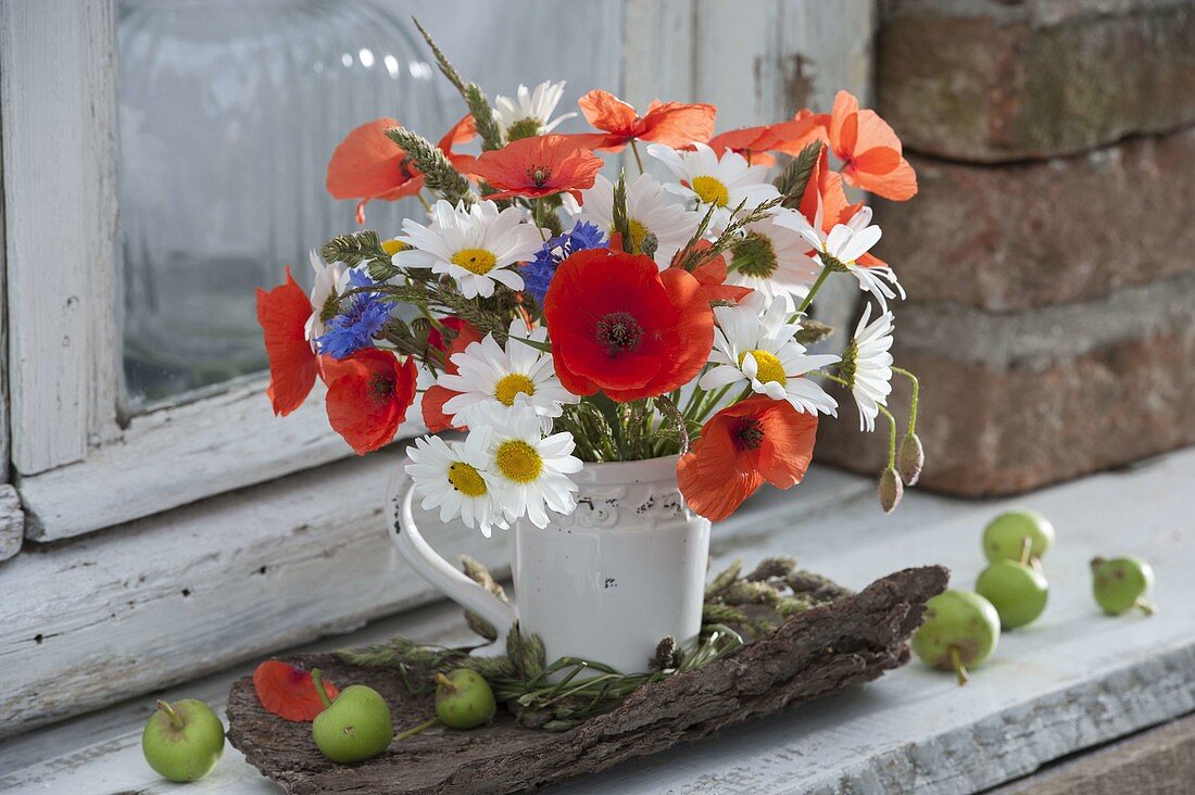 Meadow bouquet with Leucanthemum, Papaver rhoeas