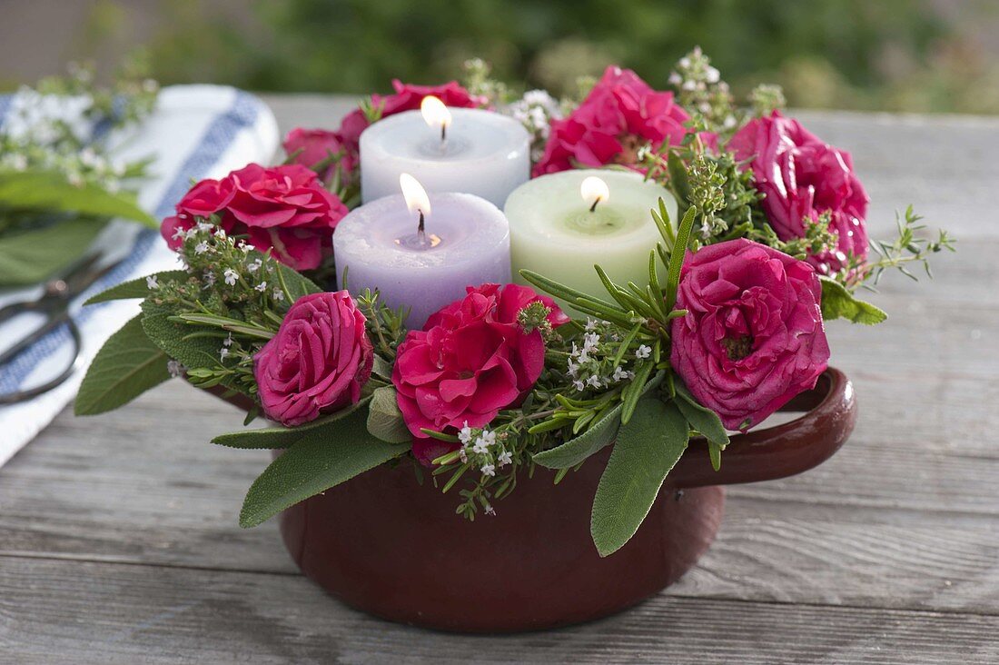 Kerzenkranz aus Rosa (Rosen), Rosmarin (Rosmarinus), Salbei (Salvia)