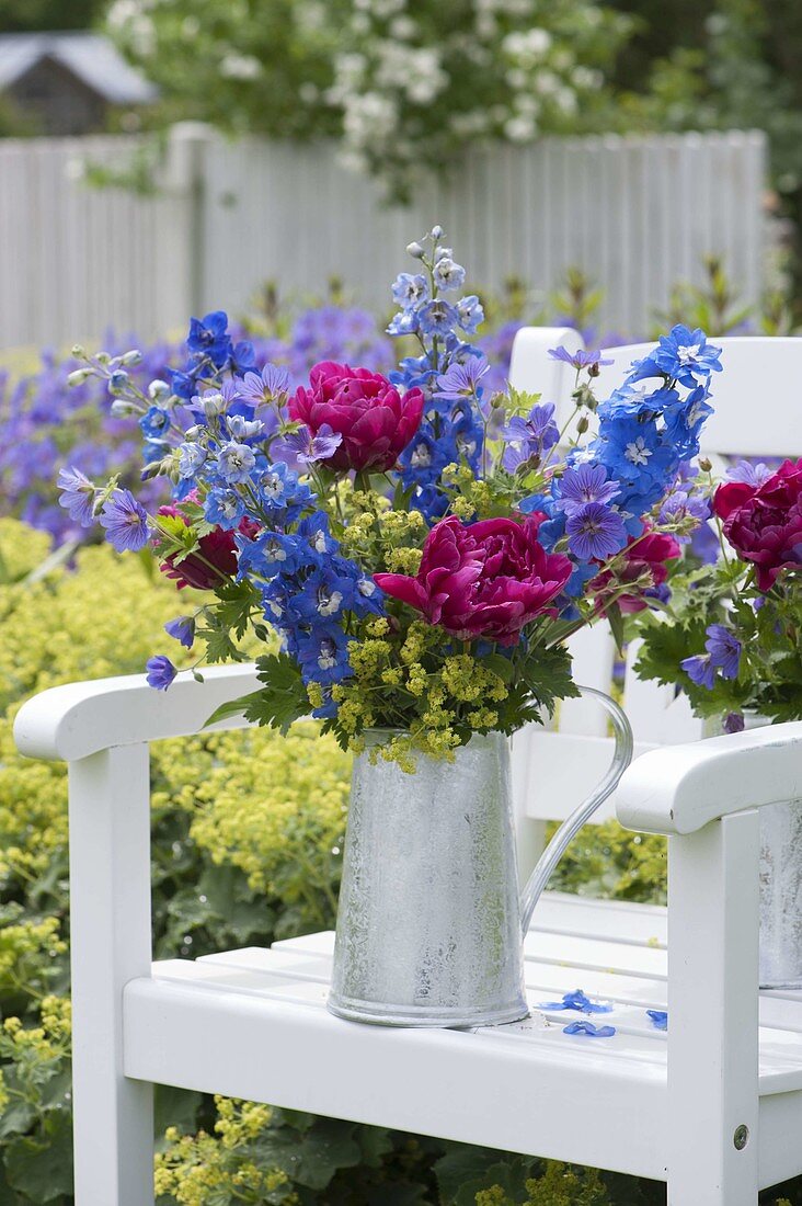 Üppiger Strauß aus Delphinium (Rittersporn), Paeonia (Pfingstrosen)