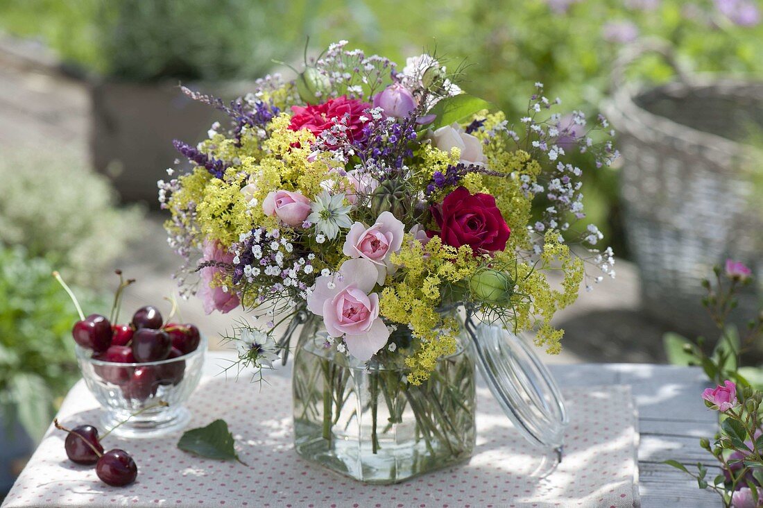 Colourful summer bouquet in glass with lid: Pink (Roses), Alchemilla