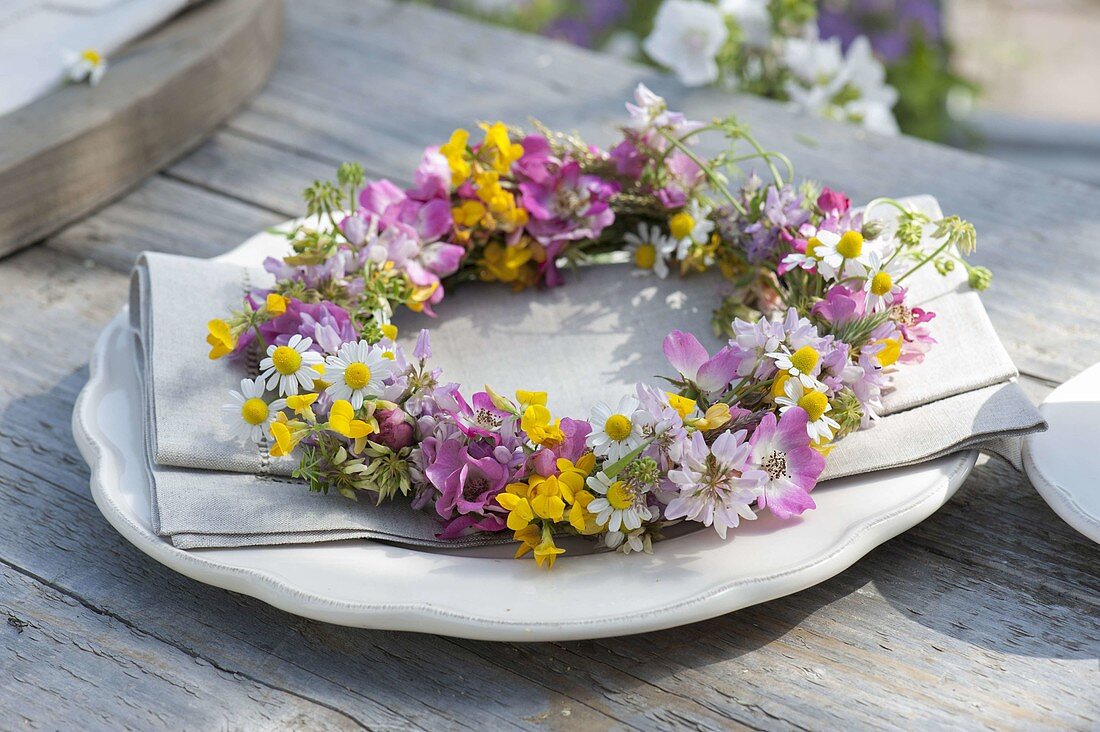 Wiesenkranz: Rosa (Rosen), Kamille (Matricaria), Coronilla