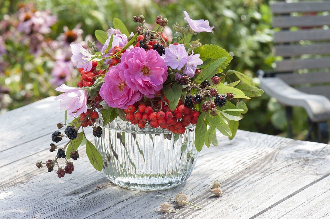 Edible bouquet: Rosa (roses), Malva (mallows), blackberries