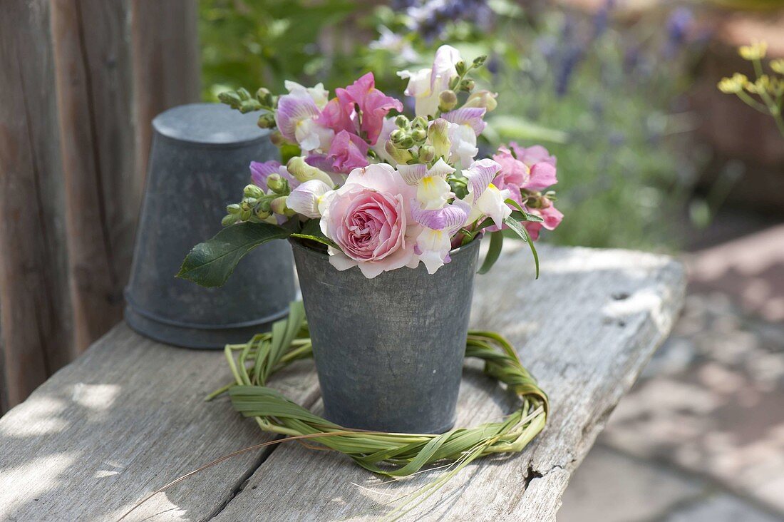 Small bouquet with Antirrhinum (snapdragon), Rosa (rose)