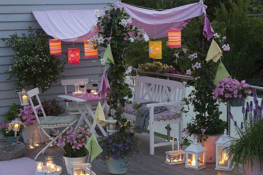 Rosa - weisser Balkon mit Sonnensegel am Abend