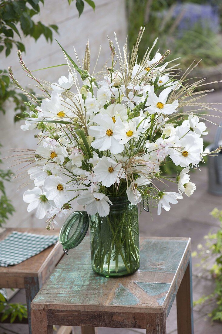 Weisser Spaetsommerstrauss aus Cosmos (Schmuckkörbchen), Gaura