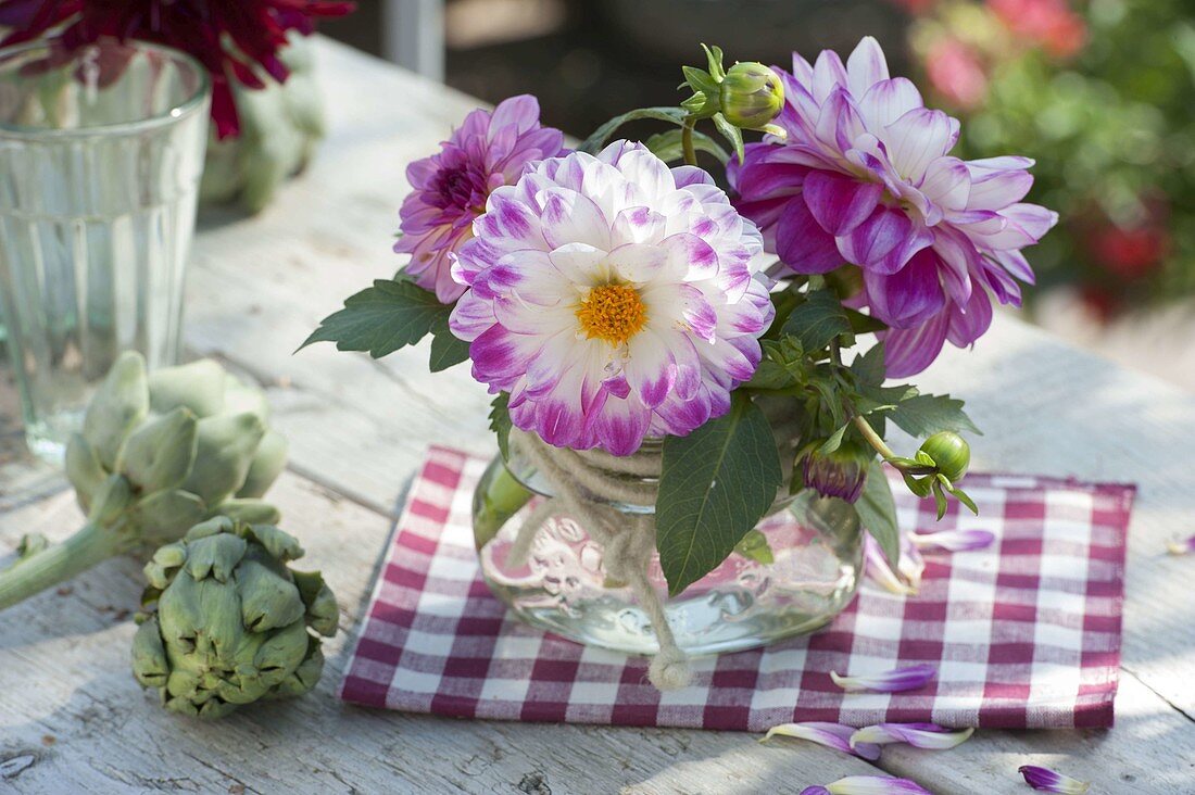 Einmachglas mit Dahlia (Dahlien), Artischocken (Cynara scolymus)