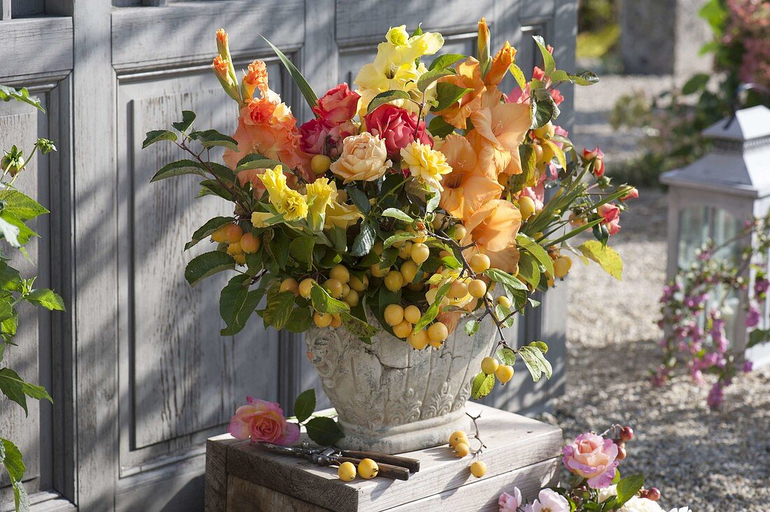 Herbstlicher Strauss mit Gladiolus (Gladiolen), Rosa (Rosen) und Malus