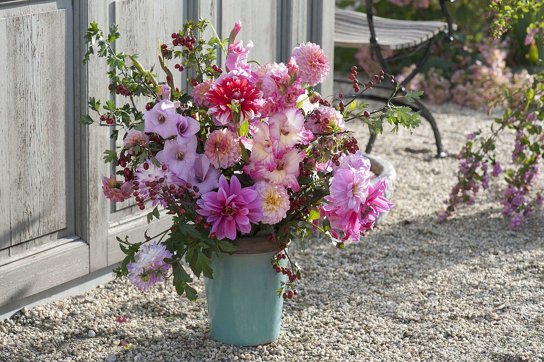 Spaetsommerstrauss mit Gladiolus (Gladiolen), Dahlia (Dahlien)