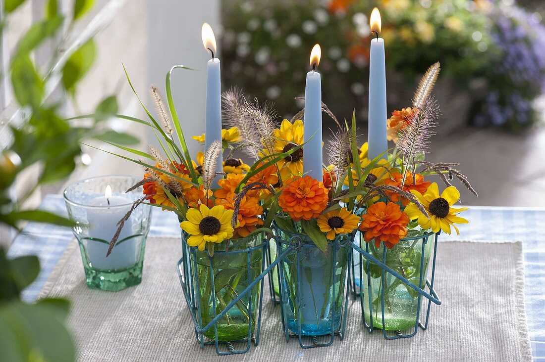 Kleine Sträusse aus Rudbeckia (Sonnenhut), Zinnia (Zinnien)