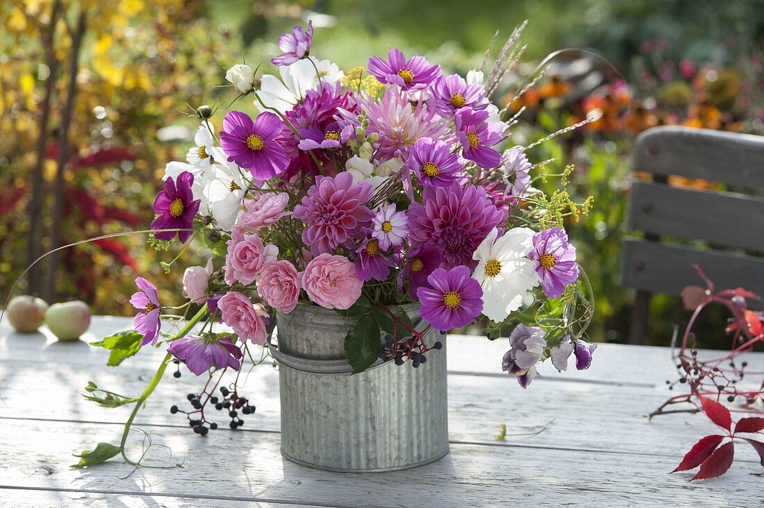 Rosa Herbststrauss mit Cosmos (Schmuckkörbchen), Dahlia (Dahlien)