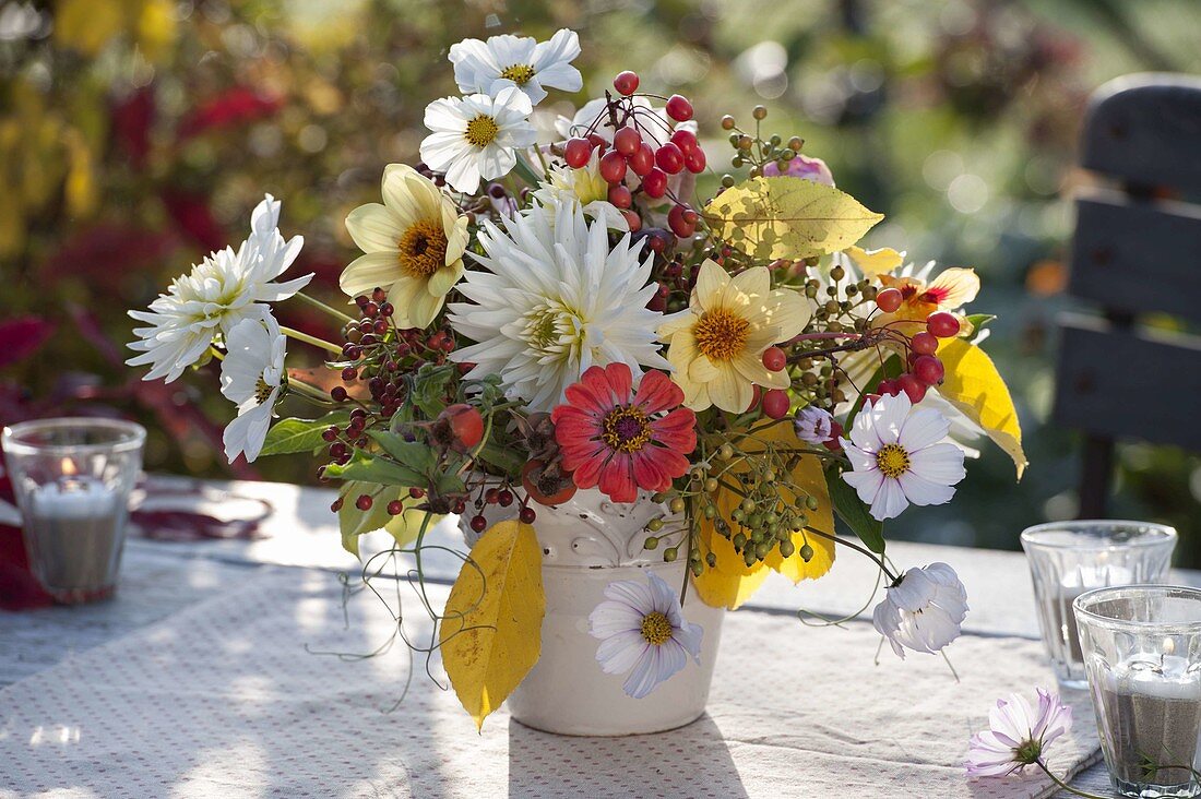 Gelber Herbststrauss mit Dahlia (Dahlien), Zinnia (Zinnien), Cosmos