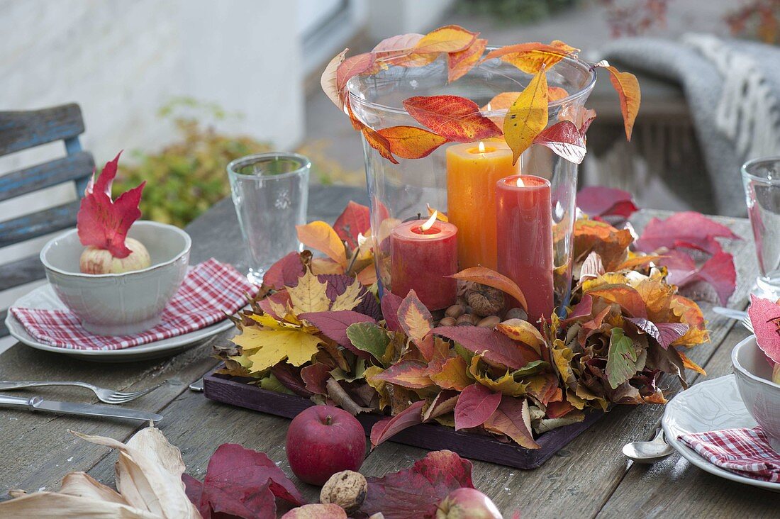 Herbstliche Tischdeko mit buntem Herbstlaub