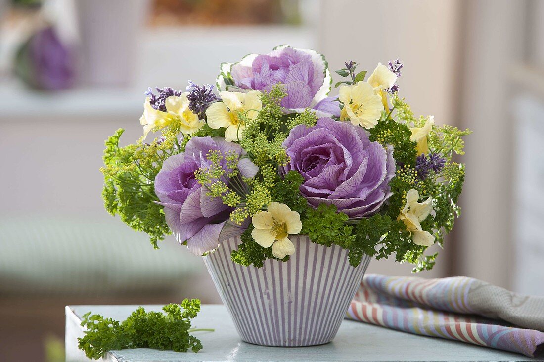 Kräuterstrauss mit Brassica (Zierkohl), Tropaeolum (Kapuzinerkresse