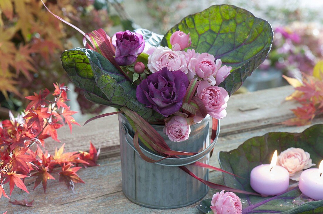 Rosa-lila Herbststrauss aus Rosa (Rosen) und Blättern von Rotkohl